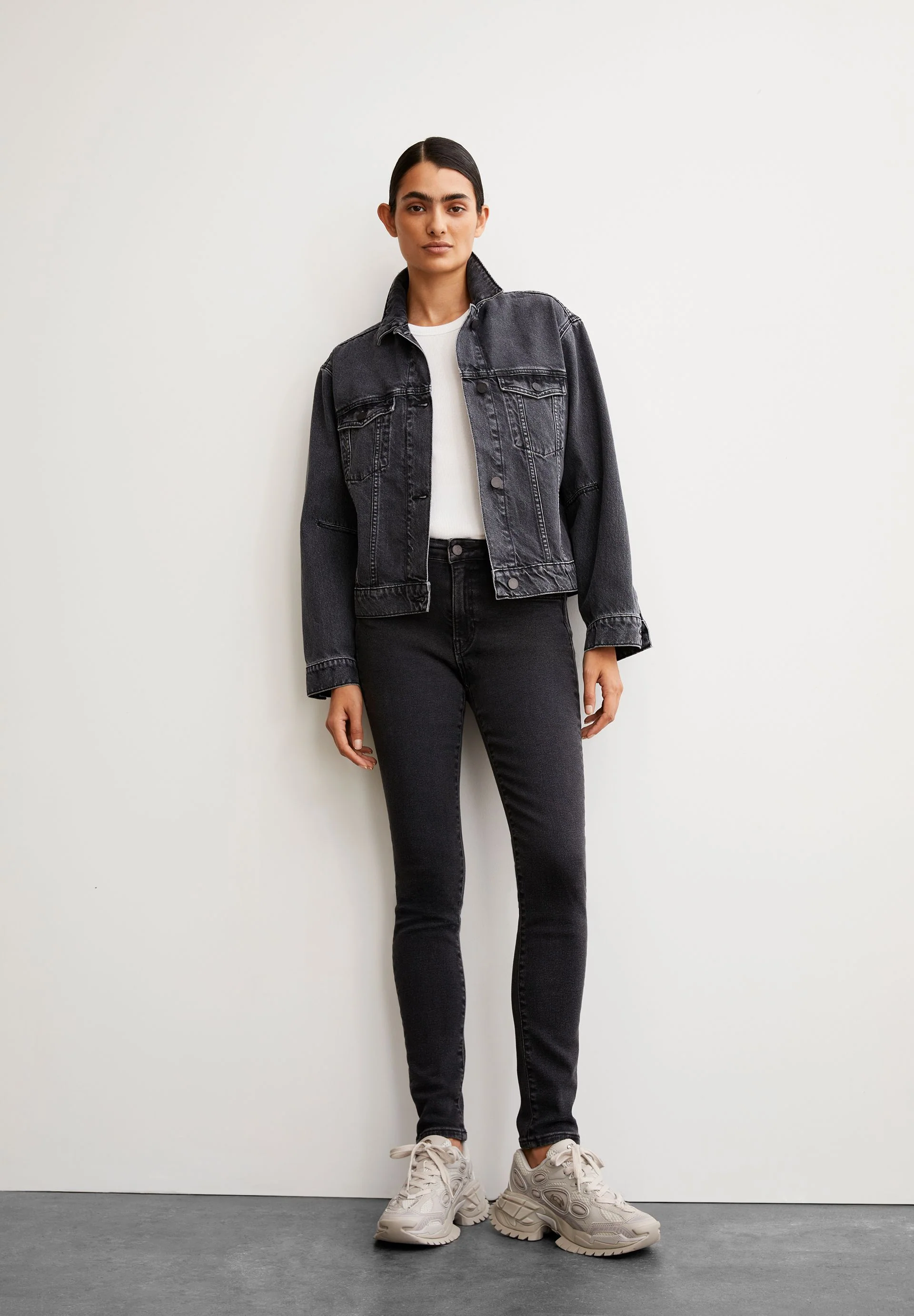 TILLAA MID WAIST SKINNY JEANS | true black washed - Image 4